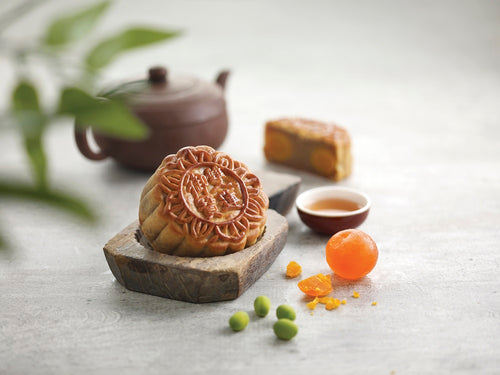 Lotus paste with double egg yolk mooncake is the ideal choice of gift. 