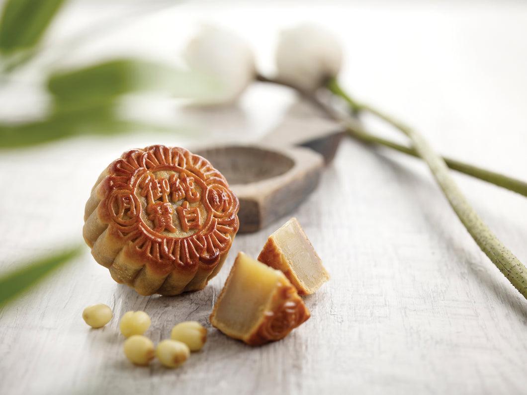 All-time baked favourite, this mooncake showcases quality white lotus that is smooth and not overwhelmingly sweet. A simple pleasure indeed!